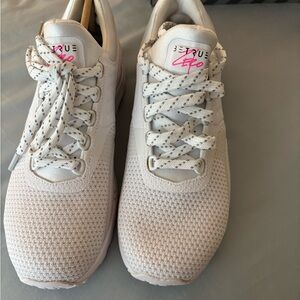 Nike Women's White Sneakers Be True Air Max zero QS